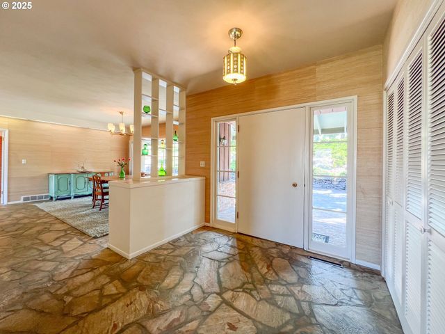 115 W SCENIC Dr, The Dalles, OR 97058