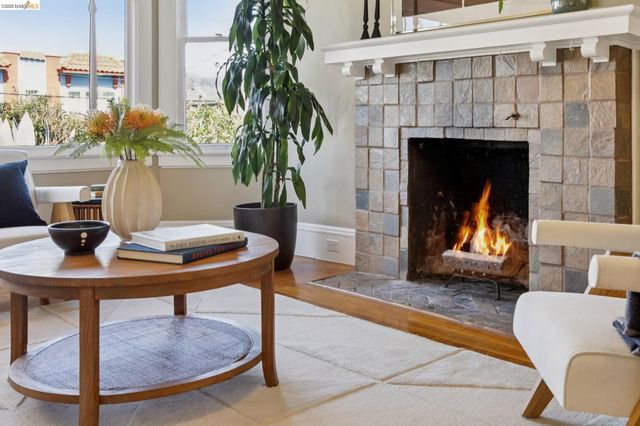 715 Hillgirt Cir, Oakland, CA 94610