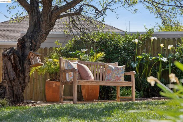 715 Hillgirt Cir, Oakland, CA 94610