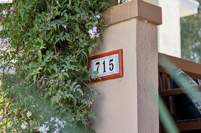 715 Hillgirt Cir, Oakland, CA 94610