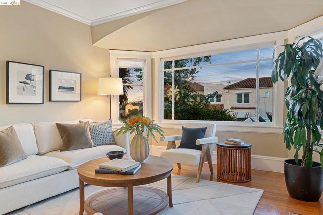 715 Hillgirt Cir, Oakland, CA 94610