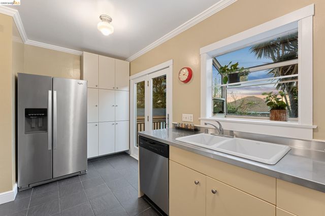 715 Hillgirt Cir, Oakland, CA 94610