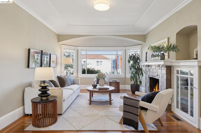 715 Hillgirt Cir, Oakland, CA 94610