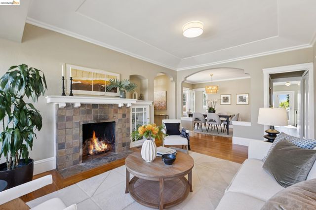 715 Hillgirt Cir, Oakland, CA 94610