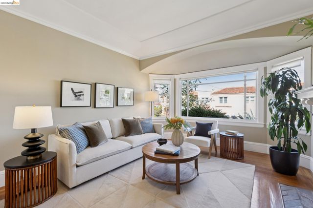 715 Hillgirt Cir, Oakland, CA 94610