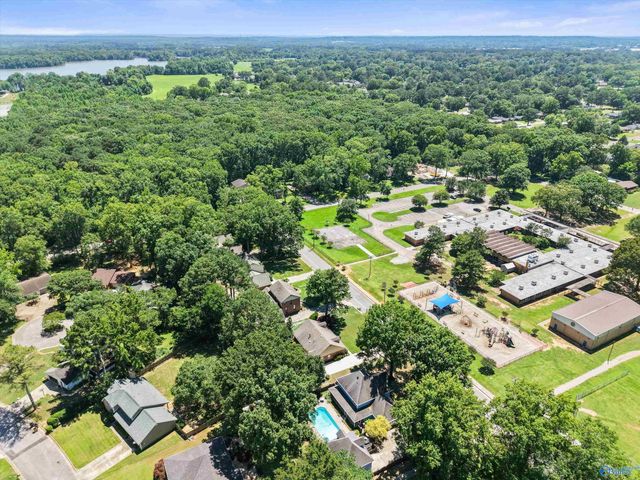 1804 SE Eastwood Drive SE, Decatur, AL 35601