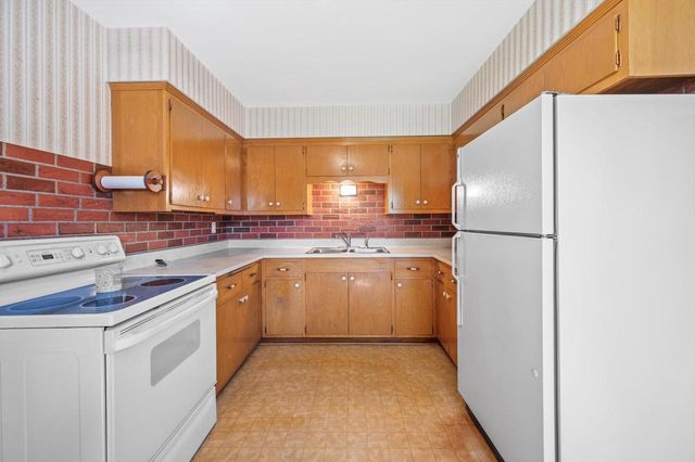 1835 W Kimberly AVENUE, Milwaukee, WI 53221