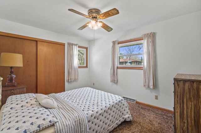1835 W Kimberly AVENUE, Milwaukee, WI 53221