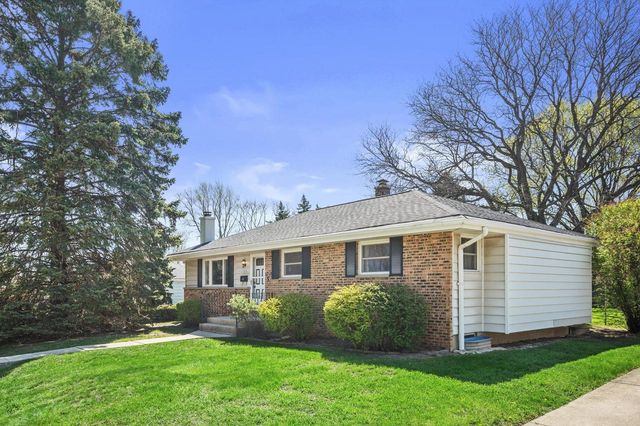 1835 W Kimberly AVENUE, Milwaukee, WI 53221