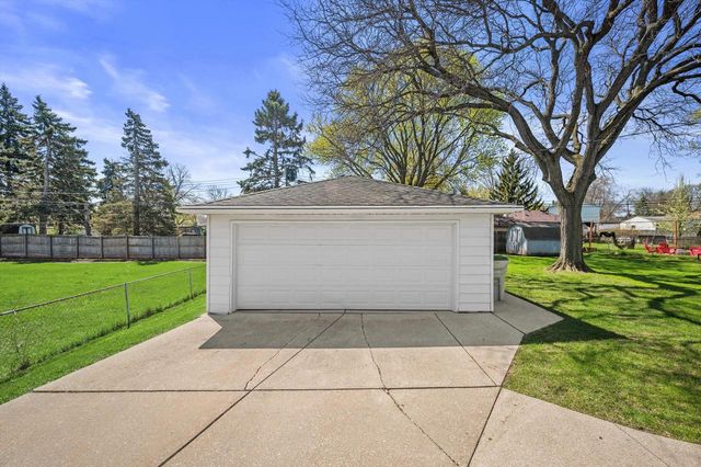 1835 W Kimberly AVENUE, Milwaukee, WI 53221