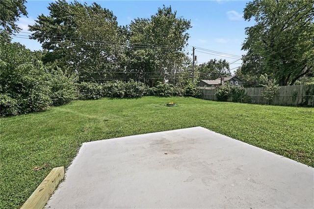 6805 Switzer Lane, Shawnee, KS 66203