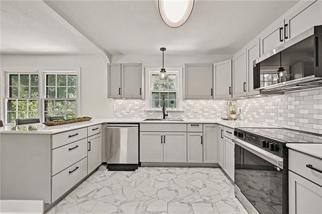 6805 Switzer Lane, Shawnee, KS 66203
