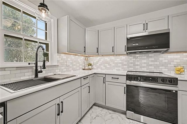 6805 Switzer Lane, Shawnee, KS 66203