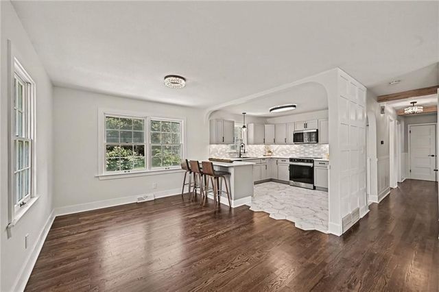 6805 Switzer Lane, Shawnee, KS 66203