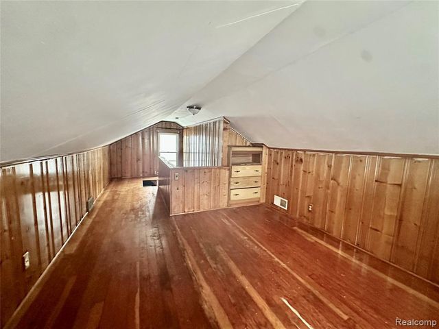 18948 Kenosha Street, Harper Woods, MI 48225