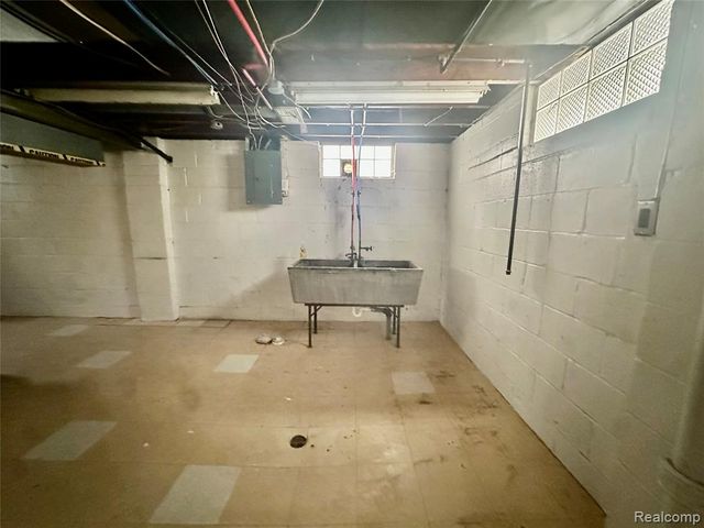 18948 Kenosha Street, Harper Woods, MI 48225