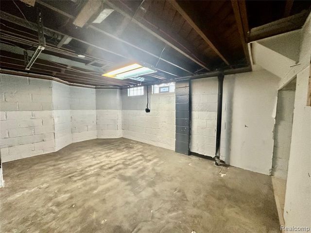 18948 Kenosha Street, Harper Woods, MI 48225