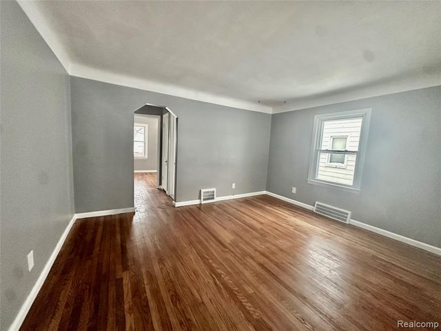 18948 Kenosha Street, Harper Woods, MI 48225