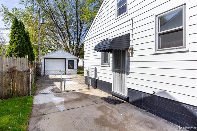 18948 Kenosha Street, Harper Woods, MI 48225
