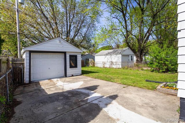 18948 Kenosha Street, Harper Woods, MI 48225