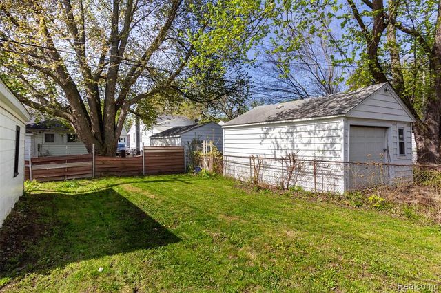 18948 Kenosha Street, Harper Woods, MI 48225