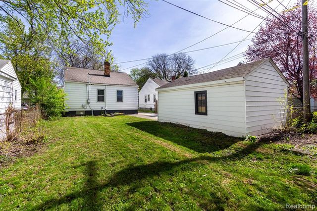 18948 Kenosha Street, Harper Woods, MI 48225