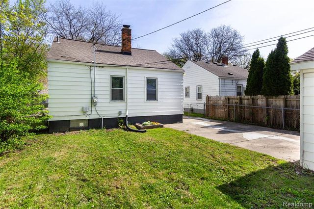 18948 Kenosha Street, Harper Woods, MI 48225