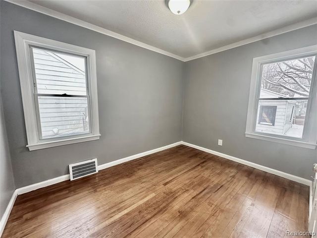 18948 Kenosha Street, Harper Woods, MI 48225