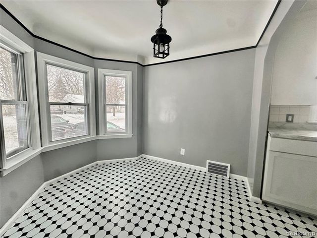 18948 Kenosha Street, Harper Woods, MI 48225