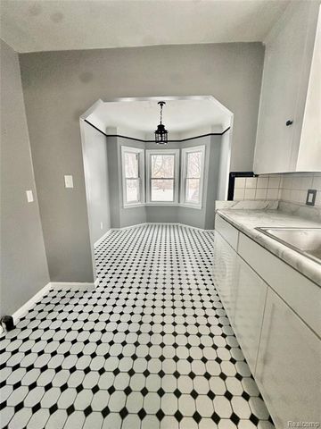 18948 Kenosha Street, Harper Woods, MI 48225