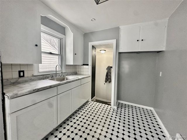 18948 Kenosha Street, Harper Woods, MI 48225