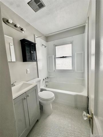 18948 Kenosha Street, Harper Woods, MI 48225