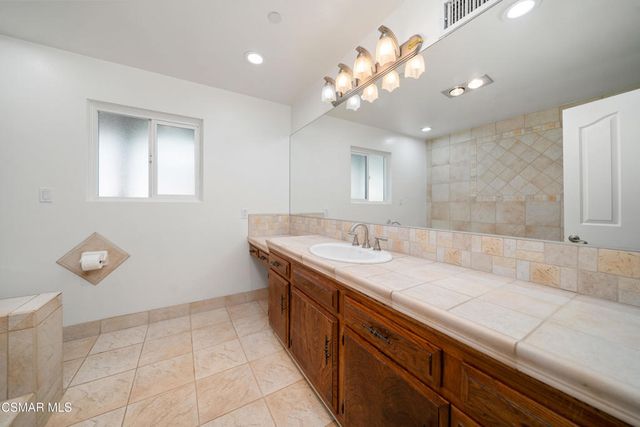 587 Calle Sequoia, Thousand Oaks, CA 91360