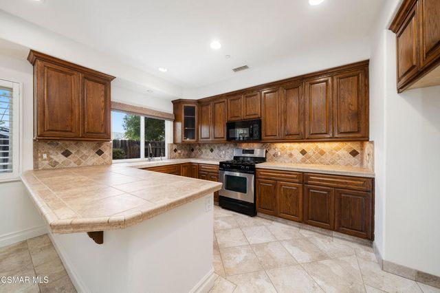 587 Calle Sequoia, Thousand Oaks, CA 91360