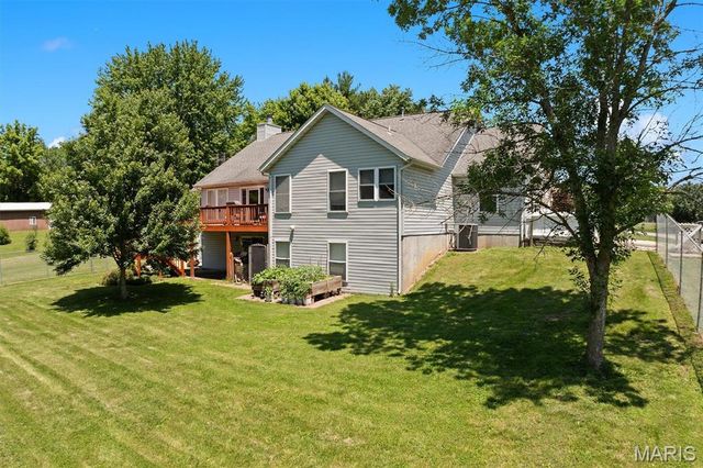 2119 Lakeview Drive, Highland, IL 62249