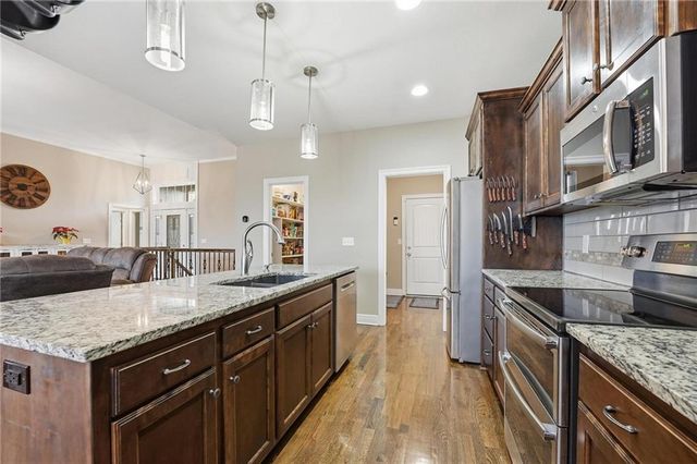 909 SE Forest Ridge Court, Blue Springs, MO 64014