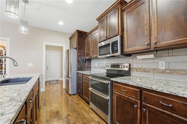 909 SE Forest Ridge Court, Blue Springs, MO 64014