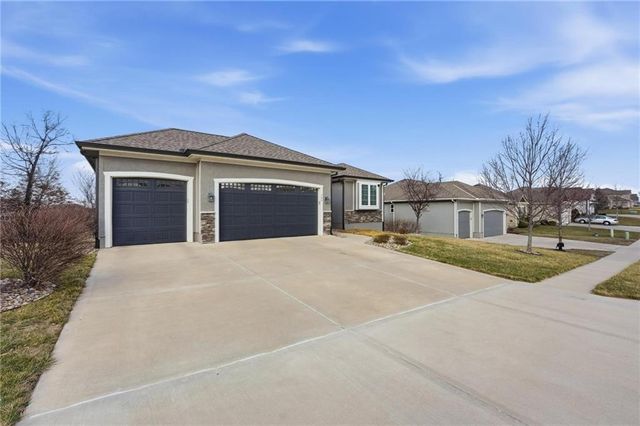 909 SE Forest Ridge Court, Blue Springs, MO 64014
