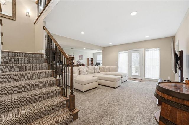 909 SE Forest Ridge Court, Blue Springs, MO 64014