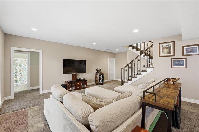 909 SE Forest Ridge Court, Blue Springs, MO 64014
