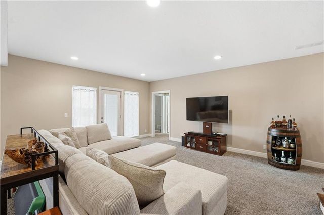 909 SE Forest Ridge Court, Blue Springs, MO 64014