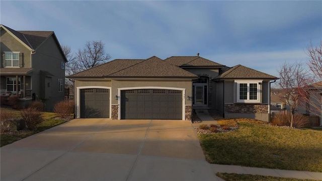 909 SE Forest Ridge Court, Blue Springs, MO 64014