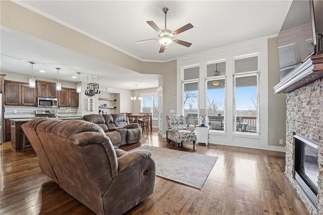 909 SE Forest Ridge Court, Blue Springs, MO 64014