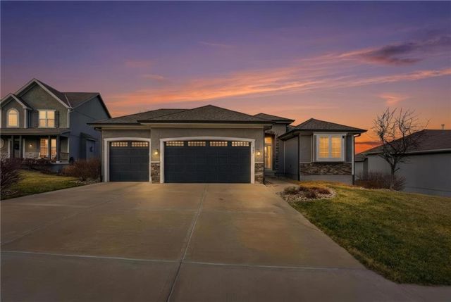 909 SE Forest Ridge Court, Blue Springs, MO 64014