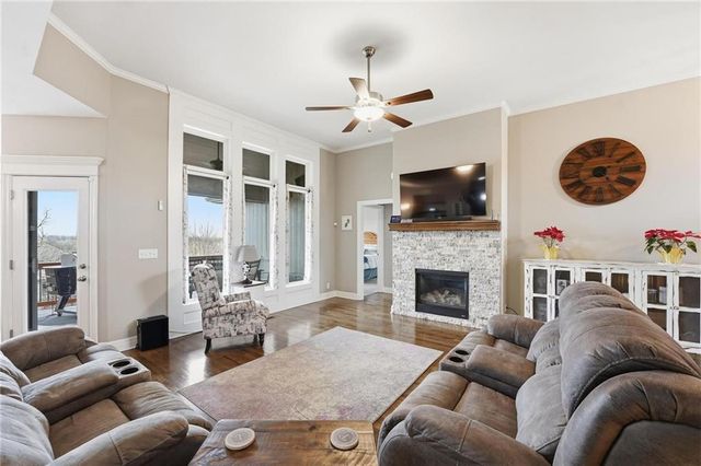 909 SE Forest Ridge Court, Blue Springs, MO 64014