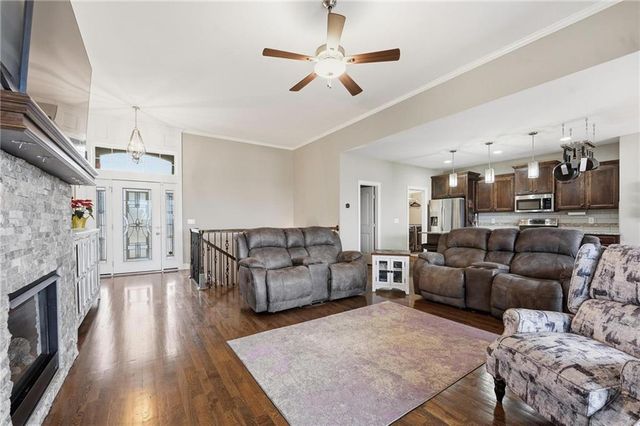 909 SE Forest Ridge Court, Blue Springs, MO 64014
