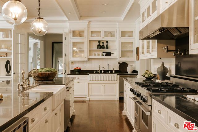 2435 Mandeville Canyon Road, Los Angeles, CA 90049