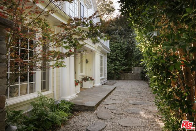 2435 Mandeville Canyon Road, Los Angeles, CA 90049