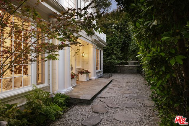 2435 Mandeville Canyon Road, Los Angeles, CA 90049