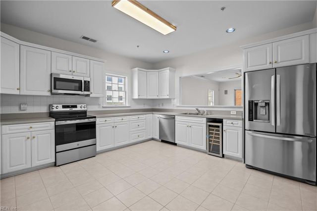 2425 Ocean Shore Cres Apt 201, Virginia Beach, VA 23451